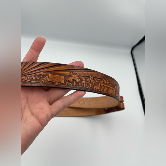 Leather Belt Made In The USA with Trucking Scene, Never Worn, No Buckle SZ 42-46 - Picture 9 of 12